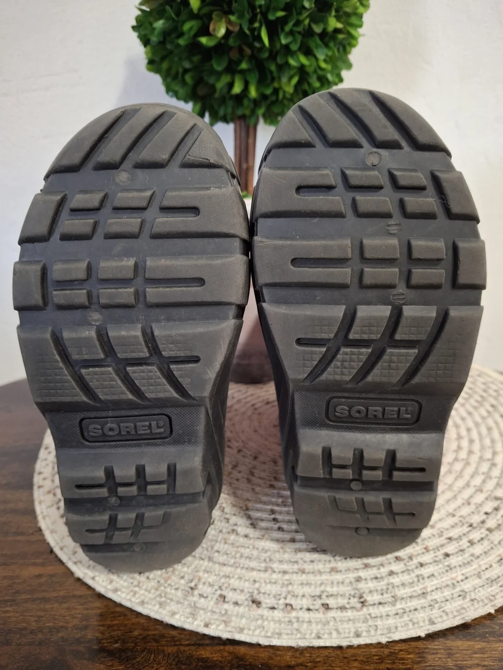 Sorel Kids Hot Pink and Black Insulated Snow Boots Size 12.